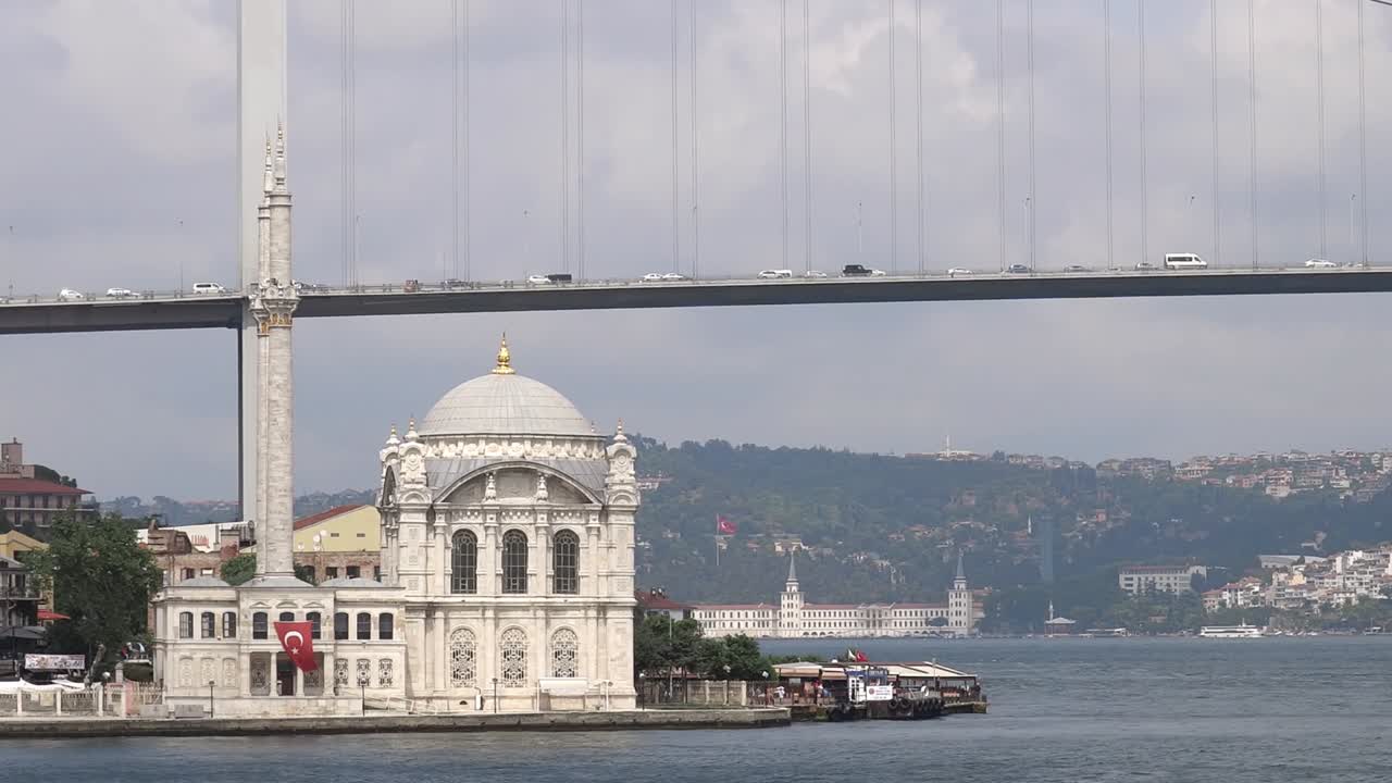 Ortaköy Camii ve İstanbul Boğaz Köprüsü trafik zaman atlamalı çekim.
