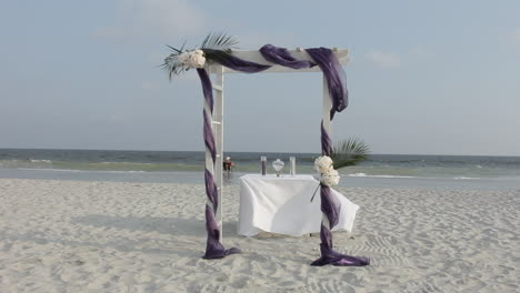 cerca del arco de bodas afuera en la playa