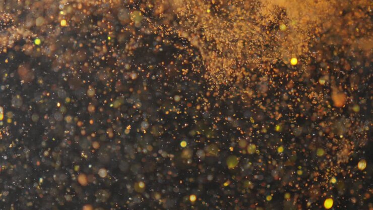 Piccola particella che gira nell'acqua, caduta di sabbia, al rallentatore