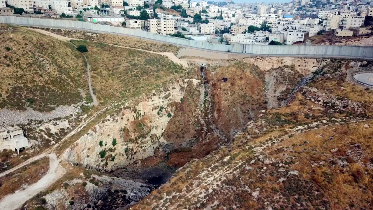 웨스트 크 분리 벽 드론