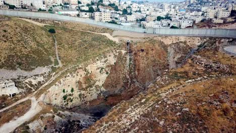 el muro de separación de la orilla oeste fue filmado por un avión no tripulado.