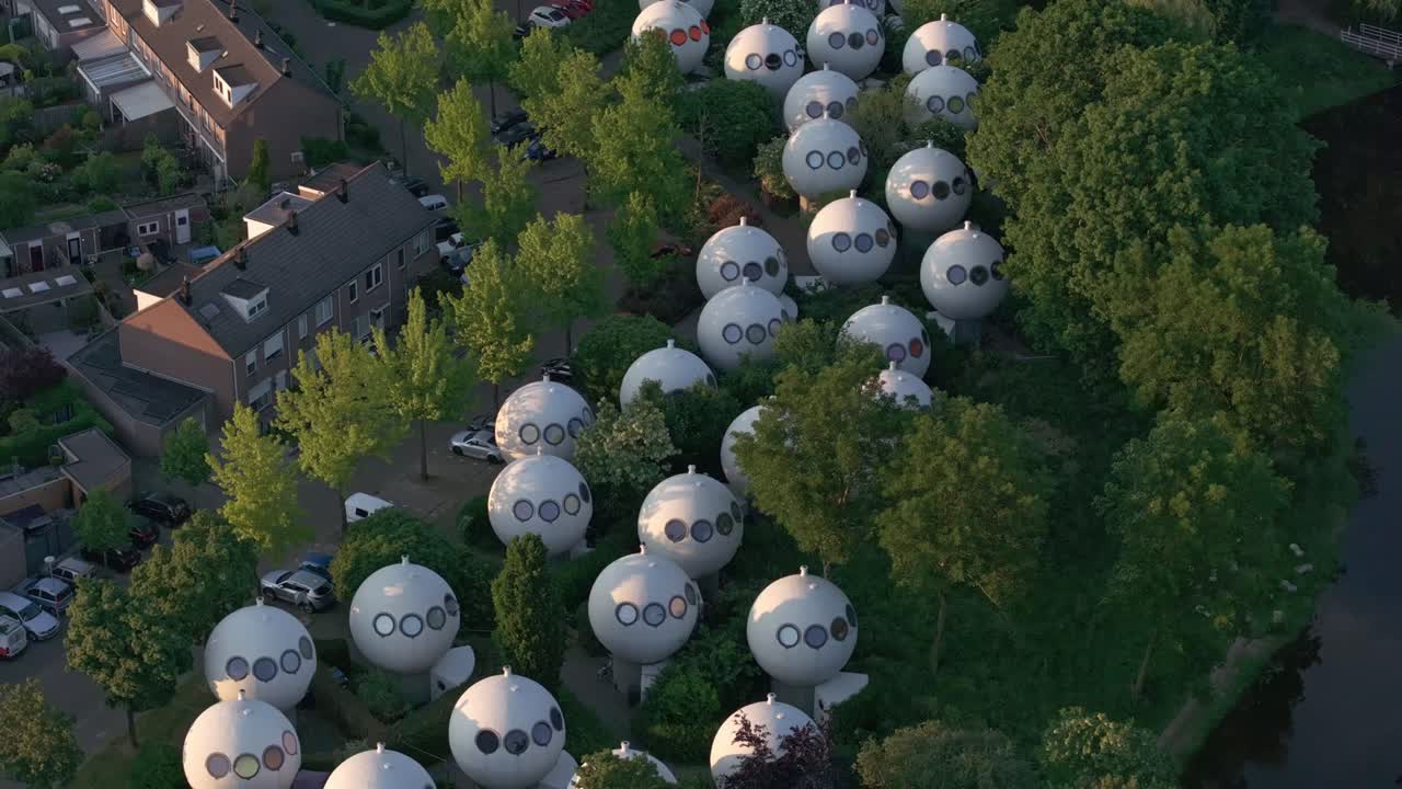 Luchtfoto van 's-Hertogenbosch met Bolwoningen, huizen, met prachtig schilderachtig landschap in Nederland