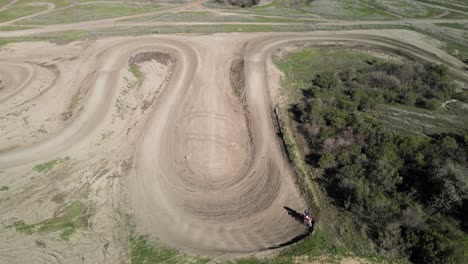 Dirtbike-Kurvenfahrt-In-Der-Präriestadt-Off-Highway-Kraftfahrzeug-Erholung-An-Den-Ausläufern-Der-Sierra-Nevada