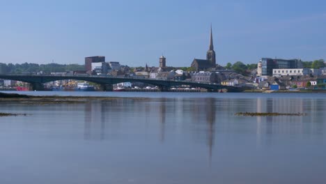 Coches-Circulando-Por-El-Puente-De-Wexford-Sobre-El-Río-Slaney-Con-La-Ciudad-De-Wexford-Vista-Desde-Ferrybank-En-Irlanda