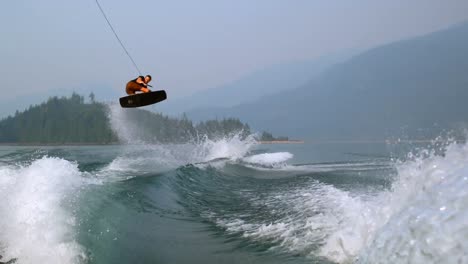 Mann-Beim-Wakeboarden-Im-Fluss-4k