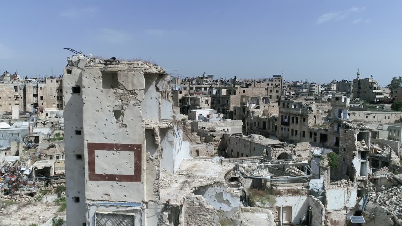 Edifici di Aleppo in Siria 10 anni dopo la guerra civile. Si possono vedere rovine di edifici, distrutti dopo i bombardamenti - veduta aerea con drone 4K.