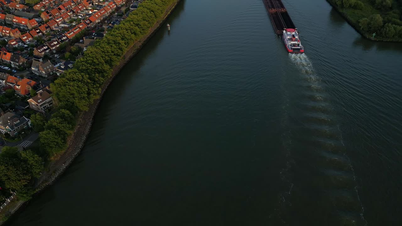 veerhaven 바지선을 따라 이동하는 beneden merwede 위를 공중 비행