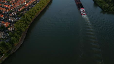 Vuelo-Aéreo-Sobre-Merwede-Abajo-Con-Barcaza-Del-Puerto-De-Ferry-Que-Viaja-A-Lo-Largo-De-Ella