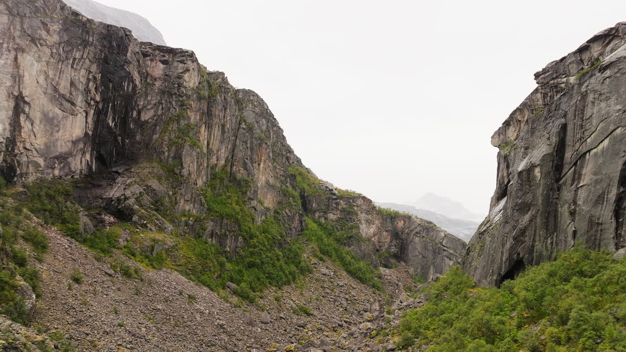 Empinadas paredes rocosas del cañón Hellmo en Tysfjord, Noruega Septentrional