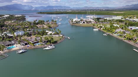 canal con alojamientos de lujo y puerto denarau marina, montañas en el horizonte