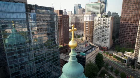 basílica católica de filadelfia crucifijo en la cúpula drone giro apretado alrededor con destello de la lente