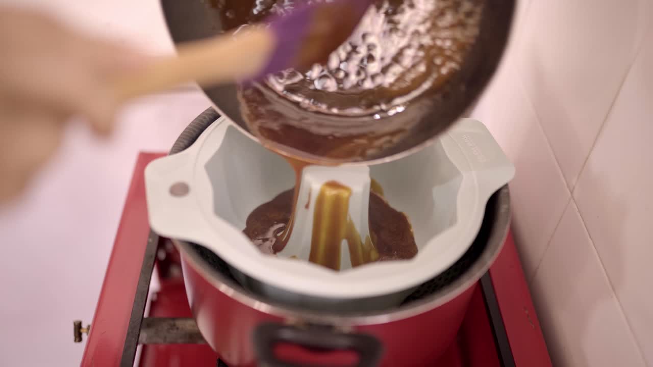 cocinar vertiendo líquido en el molde del pastel y haciendo postre con café