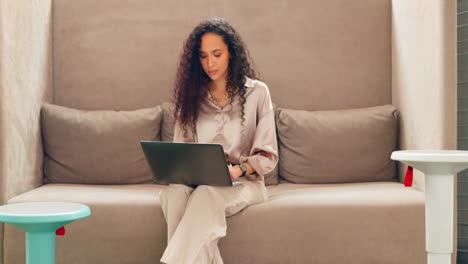 computadora, trabajando y sofá con una mujer negra