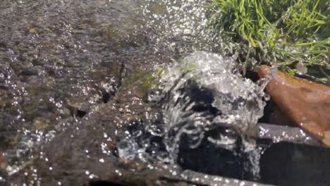 Agua-En-Cámara-Lenta-Fluyendo-Por-El-Desagüe-Después-De-Fuertes-Lluvias