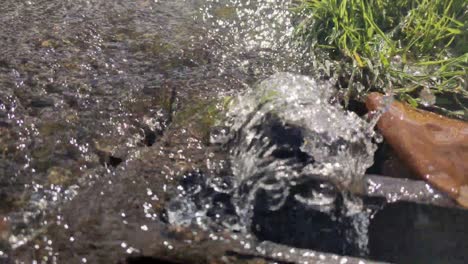 agua en movimiento lento que fluye por el desagüe después de fuertes lluvias