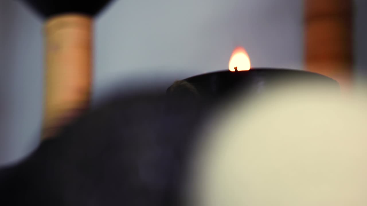 Lume di candela circondato da oggetti decorativi in una spa benessere che va gradualmente a fuoco.