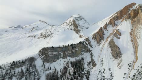 Vista-Cinematográfica-Aérea-De-La-Montaña-Cubierta-De-Nieve-Y-La-Cresta-En-Marebbe,-Tirol-Del-Sur