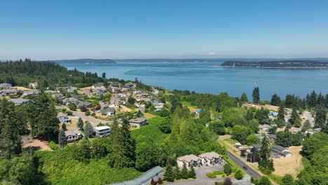 szeroki widok z lotu ptaka dzielnic clinton, wa z puget sound, wyspą camano i mount baker w oddali