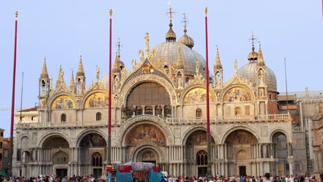 Exterior-of-Saint-Mark's-Basilica-with-crowd-at-sunset