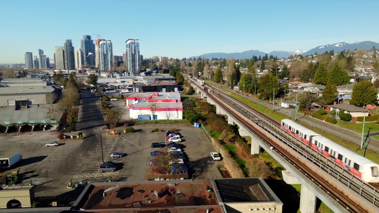 Veduta aerea di Metrotown, Burnaby, con lo Skytrain su binari sopraelevati e moderni edifici a molti piani.