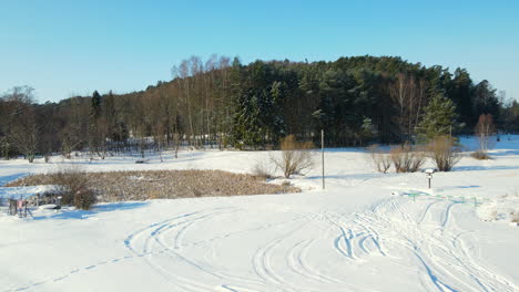 冬季在波兰格丹斯克的农村景观覆盖着厚厚的雪