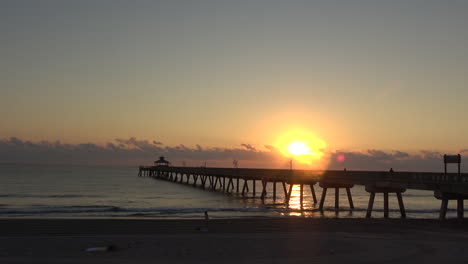 tiro medio de la puesta del sol del amanecer en el muelle