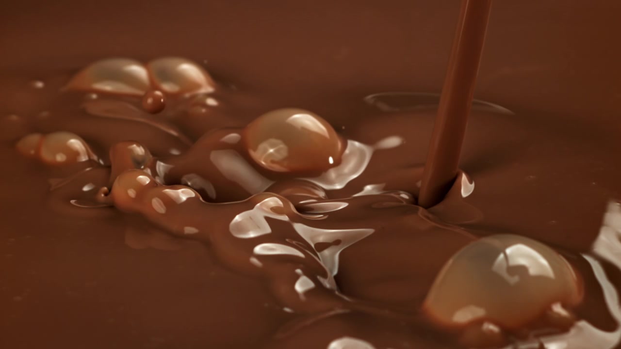 Delicioso Chocolate Líquido Derramando e Espirrando em Câmera Lenta