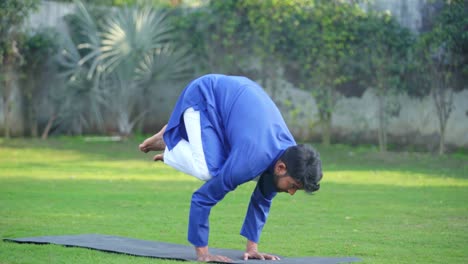 Hombre-Indio-Levantando-Su-Cuerpo-En-El-Aire-Para-Una-Pose-De-Yoga.