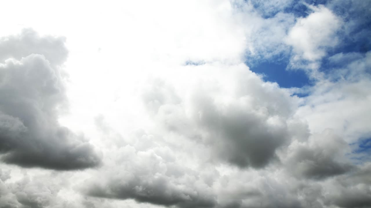 폭풍우 구름의 타임  ⁇ 스 비가 오고 있습니다