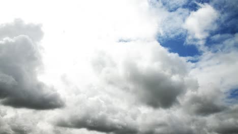 el lapso de tiempo de las nubes tormentosas la lluvia está llegando