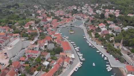 Pequeña-Ciudad-En-La-Isla-Del-Mar-Adriático-De-Hvar-En-Croacia