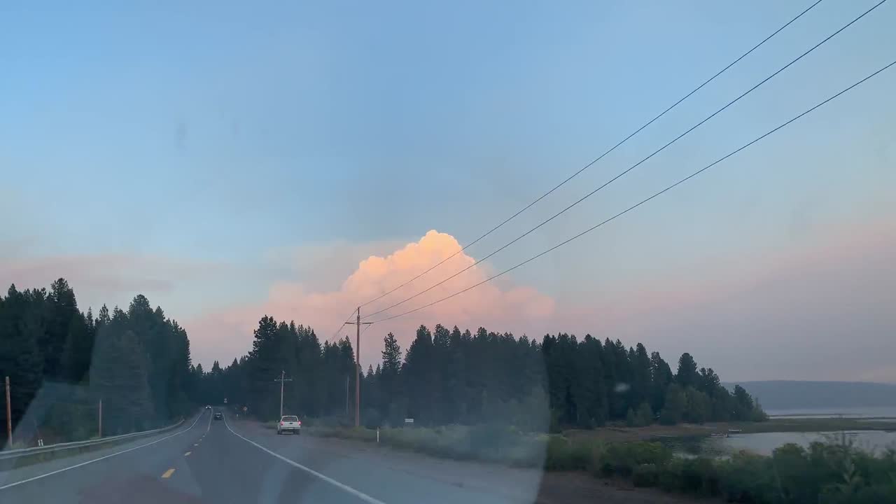 산불로 인한 큰 연기구름