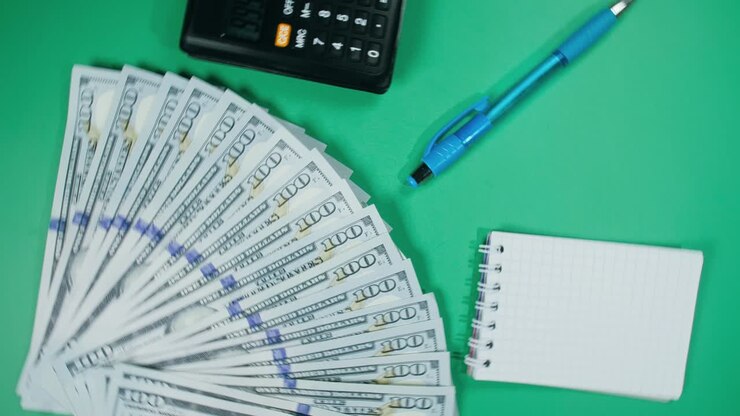 Il dollaro sul giradischi. Il dollaro che gira e ruota. Creare una forma circolare di design.