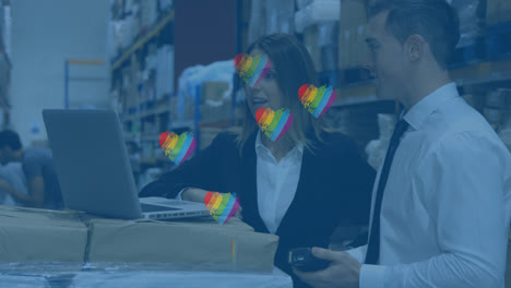 animación de íconos de corazones caídos sobre diversos trabajadores del almacén