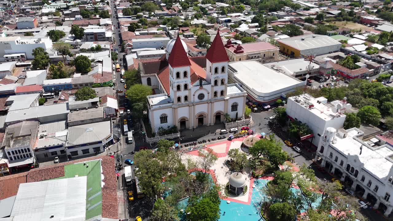 Luftaufnahme der Stadt San Miguel, El Salvador, mit farbenfrohem Zentralplatz, Kulturerbe-Tourismus in Mittelamerika