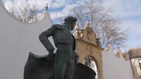 Statue-Eines-Stierkämpfers,-Stierkampfarena-Der-Königlichen-Kavallerie-In-Ronda,-Spanien