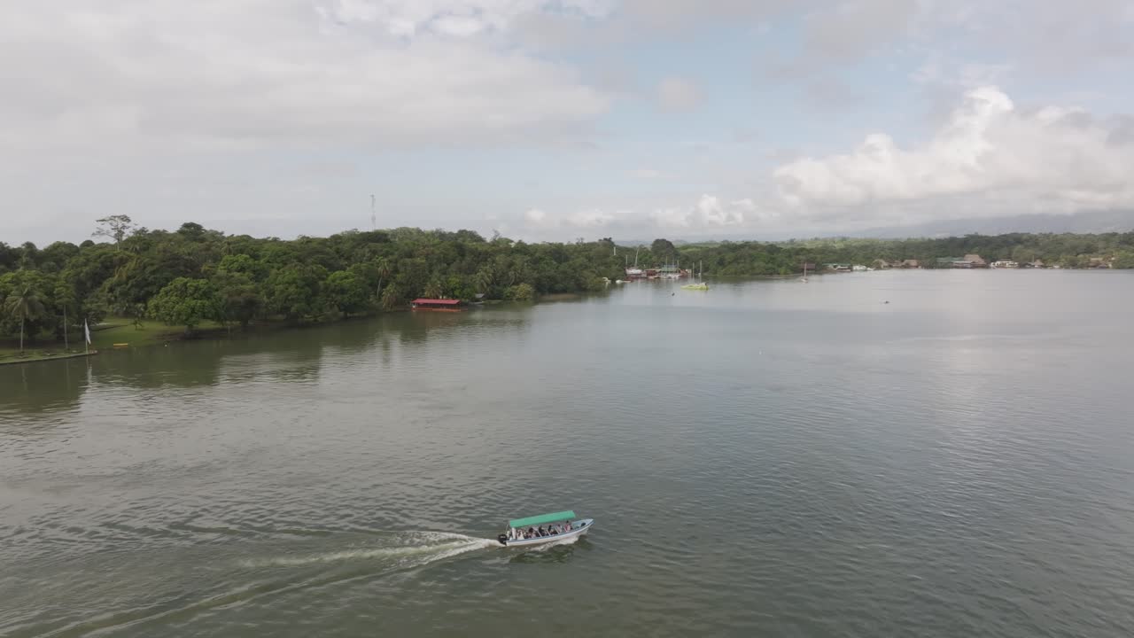 barco con turistas en el río dulce cerca de castillo de san felipe, aérea
