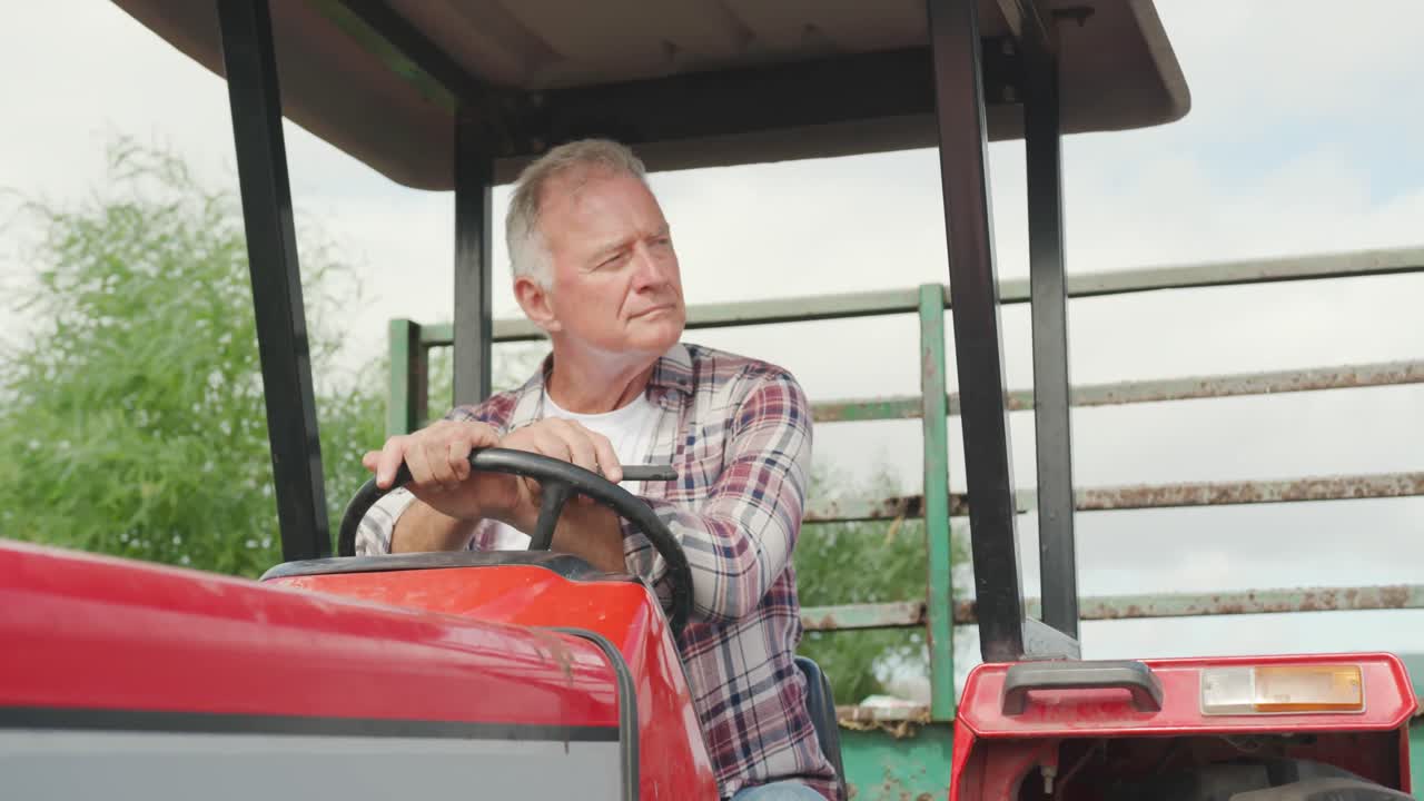 농장에서 일하는 성숙한 남자