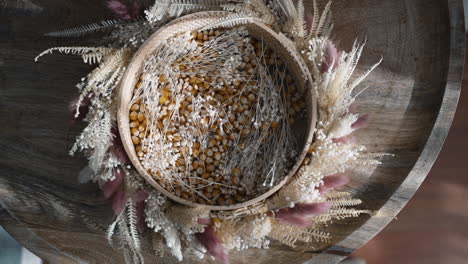 Arreglo-Rústico-De-Cuenco-De-Maíz-Y-Plumas.