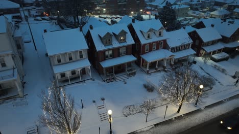 Stadthäuser-Mit-Schnee-Und-Weihnachtsdekorationen-Während-Dezembermorgen-In-Einer-Amerikanischen-Stadt