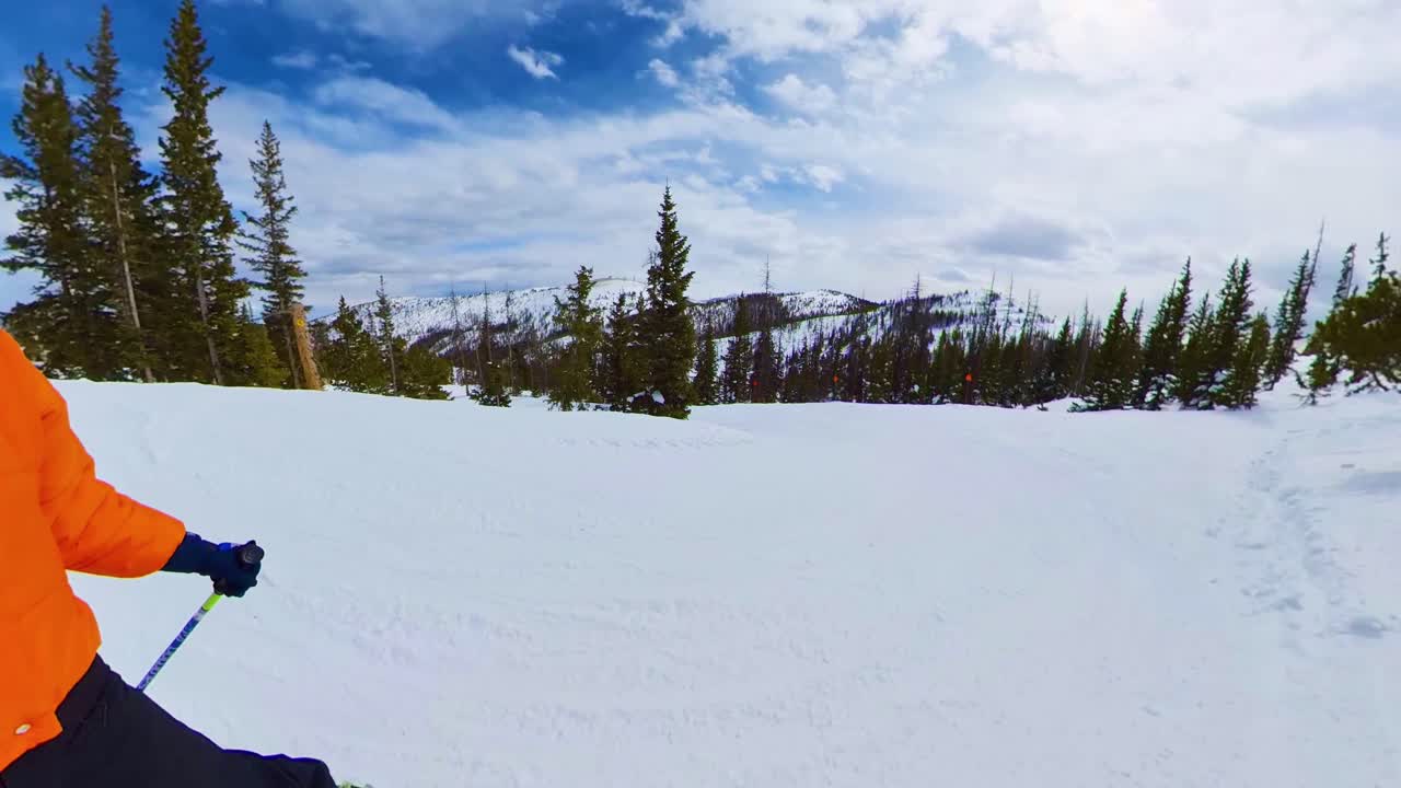 La telecamera segue una persona che fa snowboard giù per la montagna in Colorado.