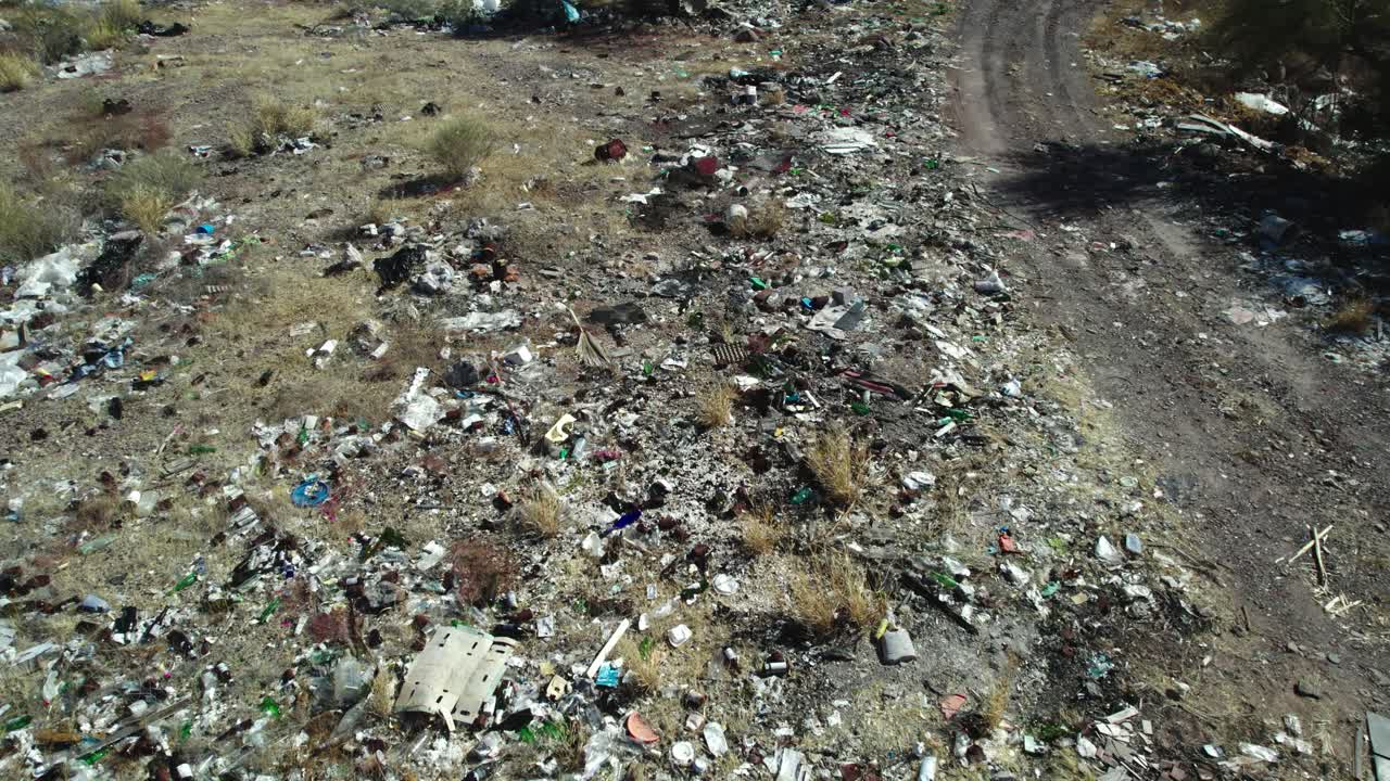 basura a lo largo de la carretera contaminando el paisaje desértico de mulege, baja california sur, méxico - avión no tripulado volando hacia adelante