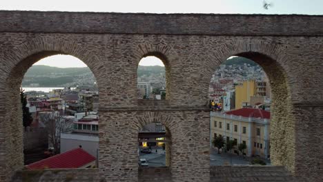 vista aérea de la ciudad de kavala en el norte de grecia que demuestra el puerto, la antigua fortaleza el rompeolas y las costas rocosas