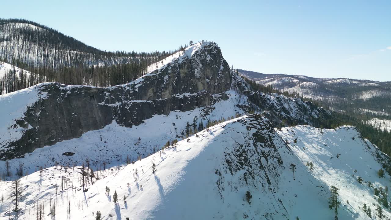 vista aérea de las cumbres rocosas y acantilados del desierto del bosque nacional de el dorado, strawberry, california