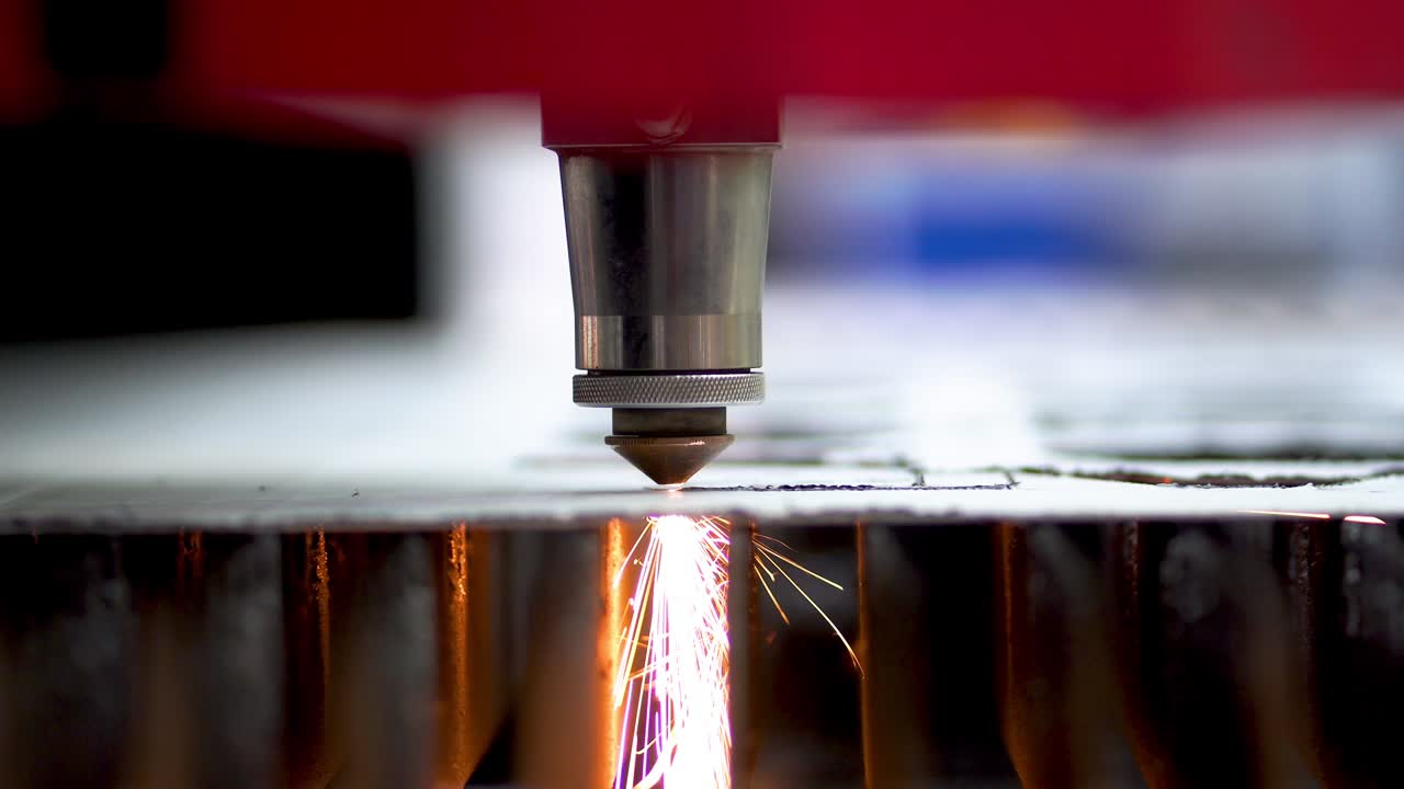 corte por láser cnc de alta precisión de chapa metálica con brillo brillante en la fábrica