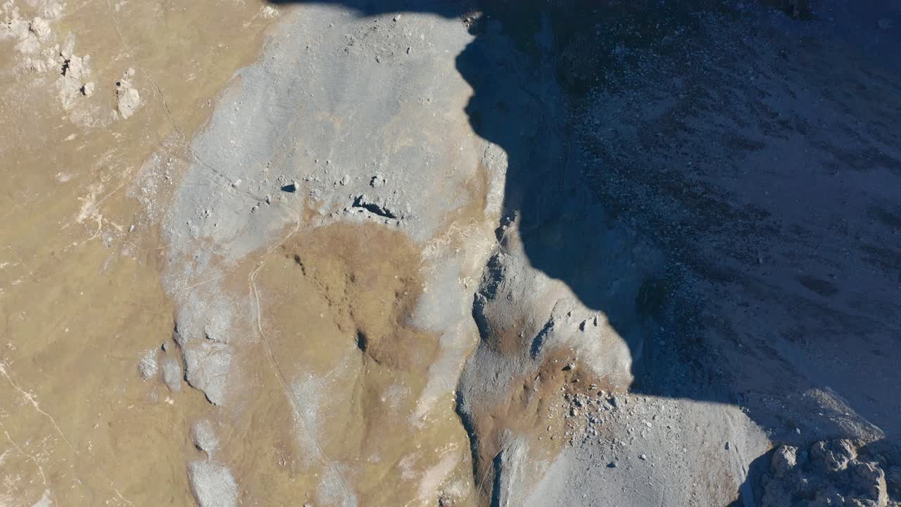 산 위를 날고 있는 드론, 아래쪽을 가리키는 전방 이동