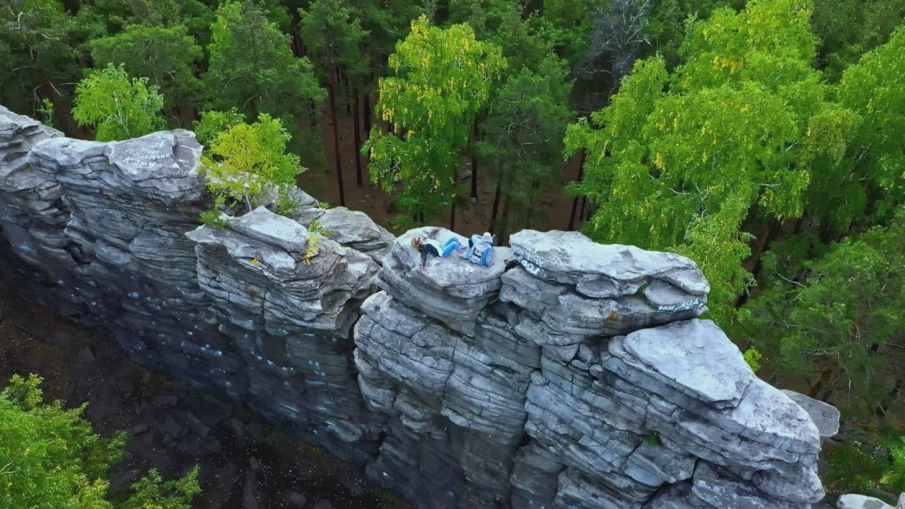 люди отдыхают на горных скалах