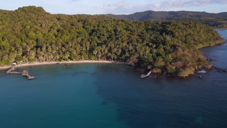 Embarcadero-De-Madera-Con-Cabaña-En-La-Bahía