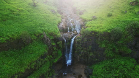 Vista-Aérea-De-La-Hermosa-Niebla-En-La-Cascada-De-Bahuli-Nashik-Maharashtra-4k-Drone