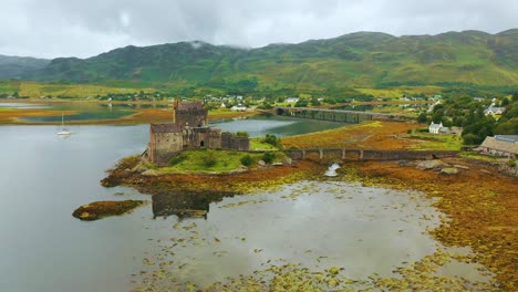 Castillo-De-Eilean-Donan---Tierras-Altas-De-Escocia,-Escocia,-Reino-Unido,-Europa